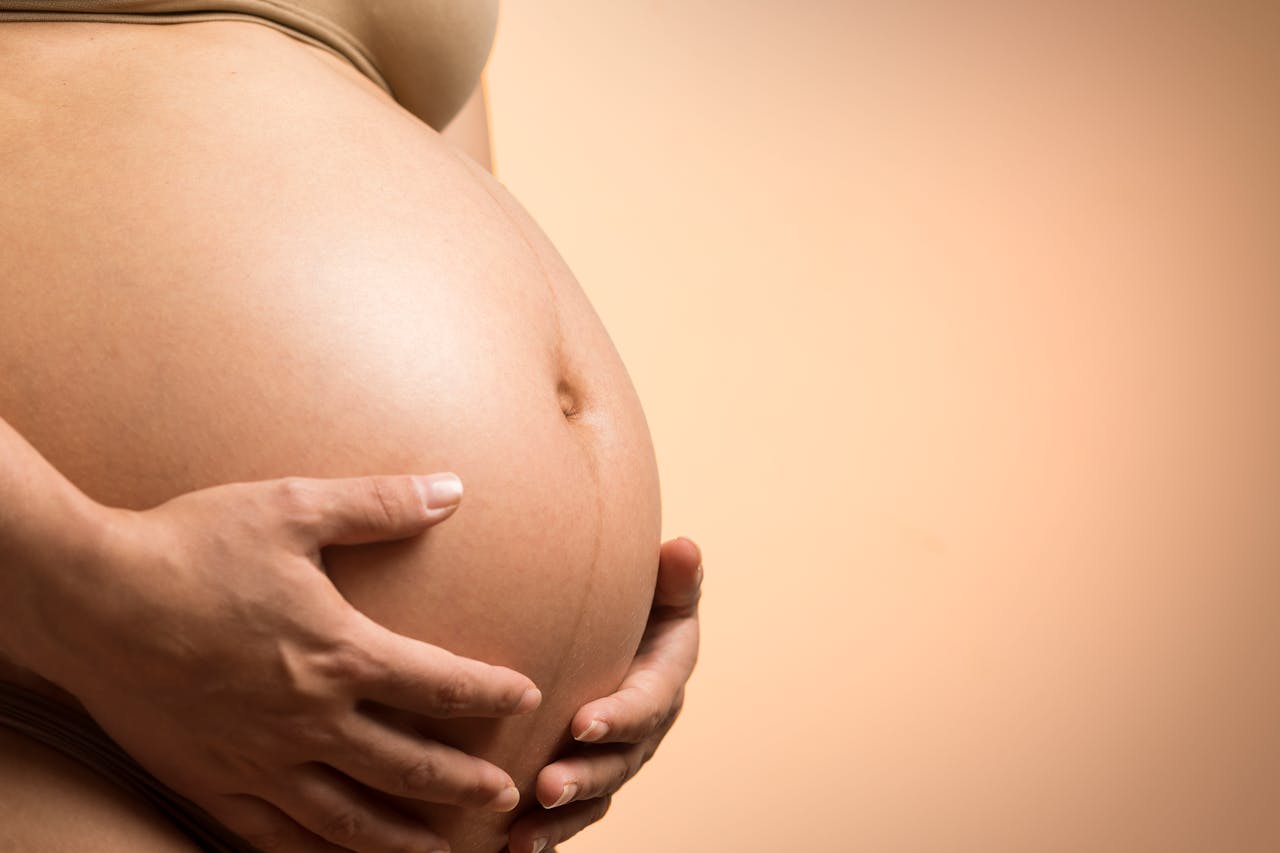 O femeie însărcinată a murit la Spitalul Judeţean Bacău la 24 de ore de la internare. Partenerul acuză medicii că au ignorat durerile acesteia