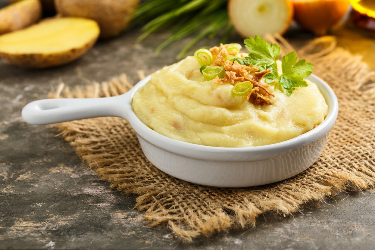 Trucuri pentru a găti CEL MAI CREMOS piure de cartofi! Ingredientul care îl va face mai bun decât la restaurant