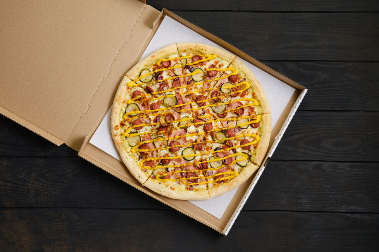 REȚETĂ de pizza de post, cu blat de mălai. Este simplă, rapidă și delicioasă