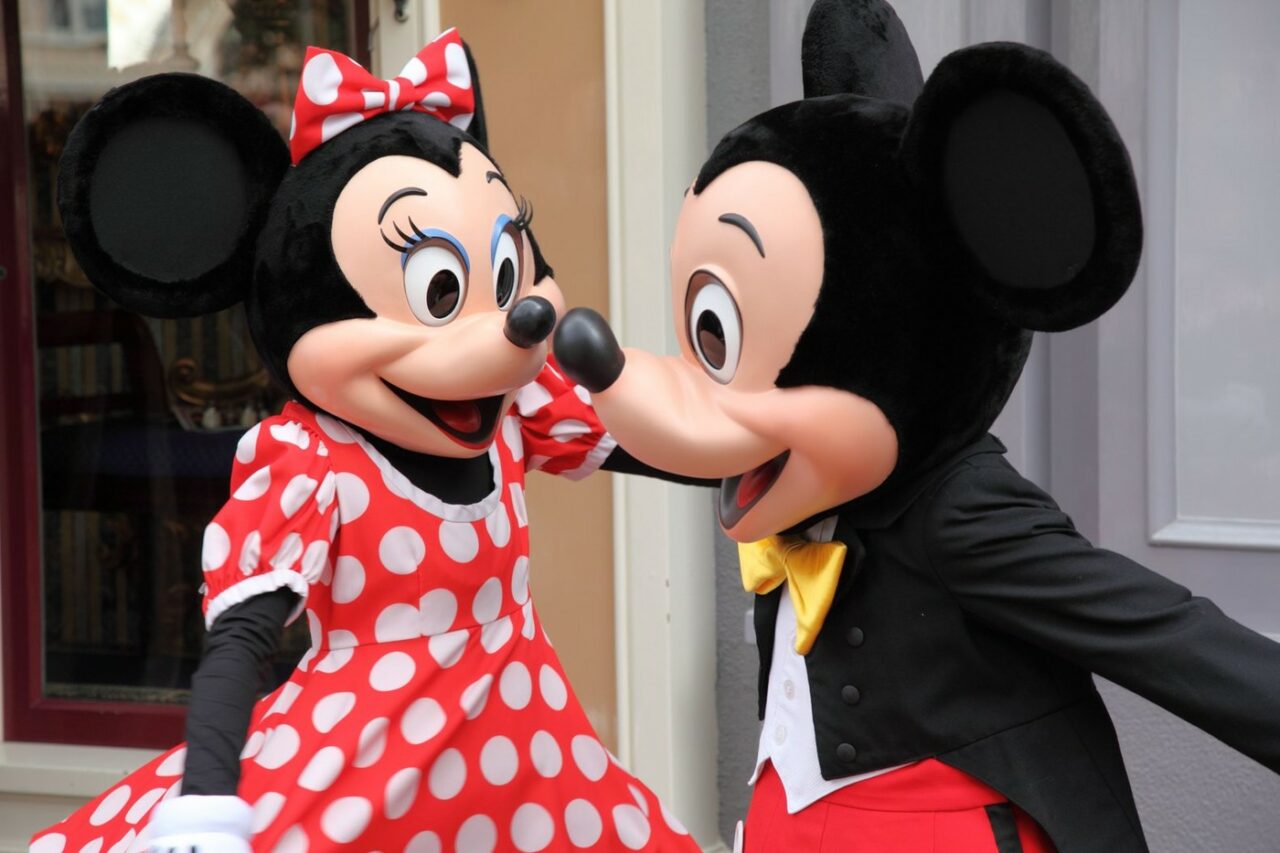 Doi ROMÂNI costumați în Mickey și Minnie Mouse, prinși jefuind turiștii în timp ce făceau poze cu ei