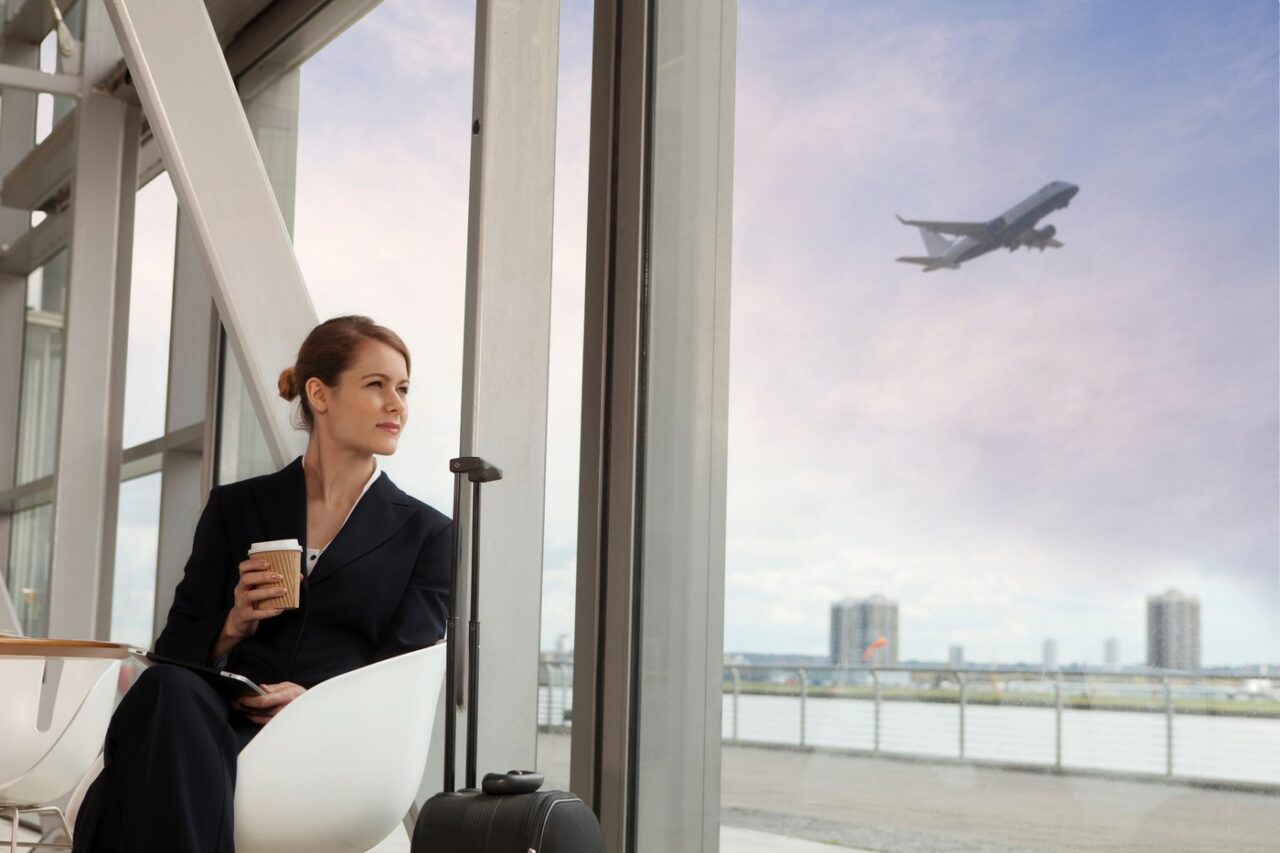 Clipe de coșmar trăite de o tânără de 21 de ani într-un aeroport din Europa. A fost la un pas de moarte după ce a băut o CAFEA de la un automat