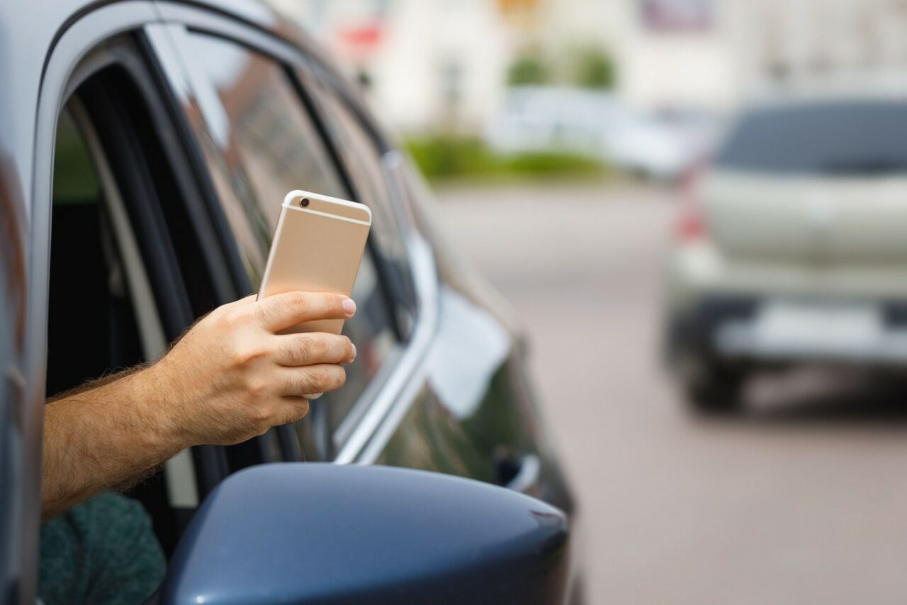 Atenție șoferi! Puteți fi amendați pe baza FILMĂRILOR făcute de alți șoferi în trafic. Există totuși o condiție importantă