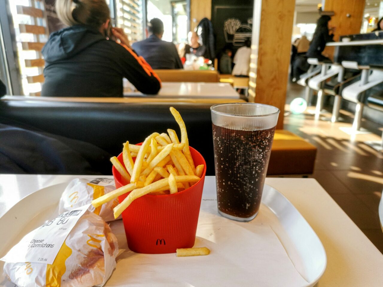 De ce Coca-COLA are un gust mai bun la McDonald’s? Misterul gustului inconfundabil, explicat simplu