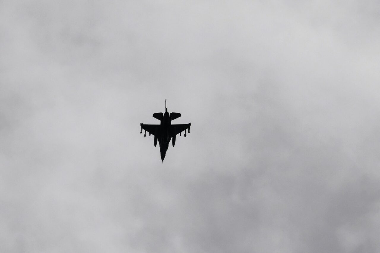 Avioane israeliene au bombardat poziții Hezbollah din LIBAN, ca ripostă la atacuri cu rachete