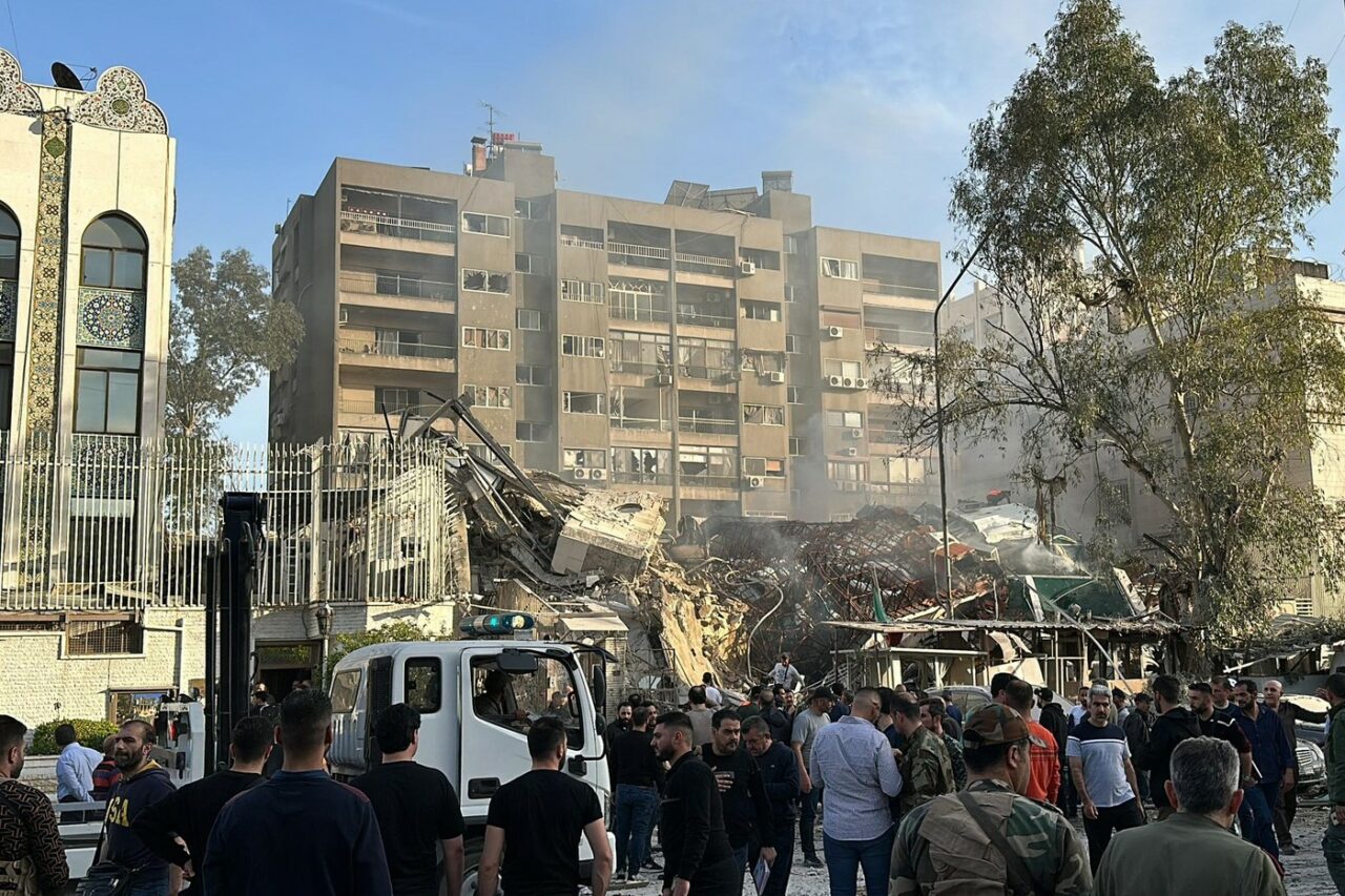 Avioane israeliene au atacat Consulatul Iranului din DAMASC /Un comandant militar a fost ucis
