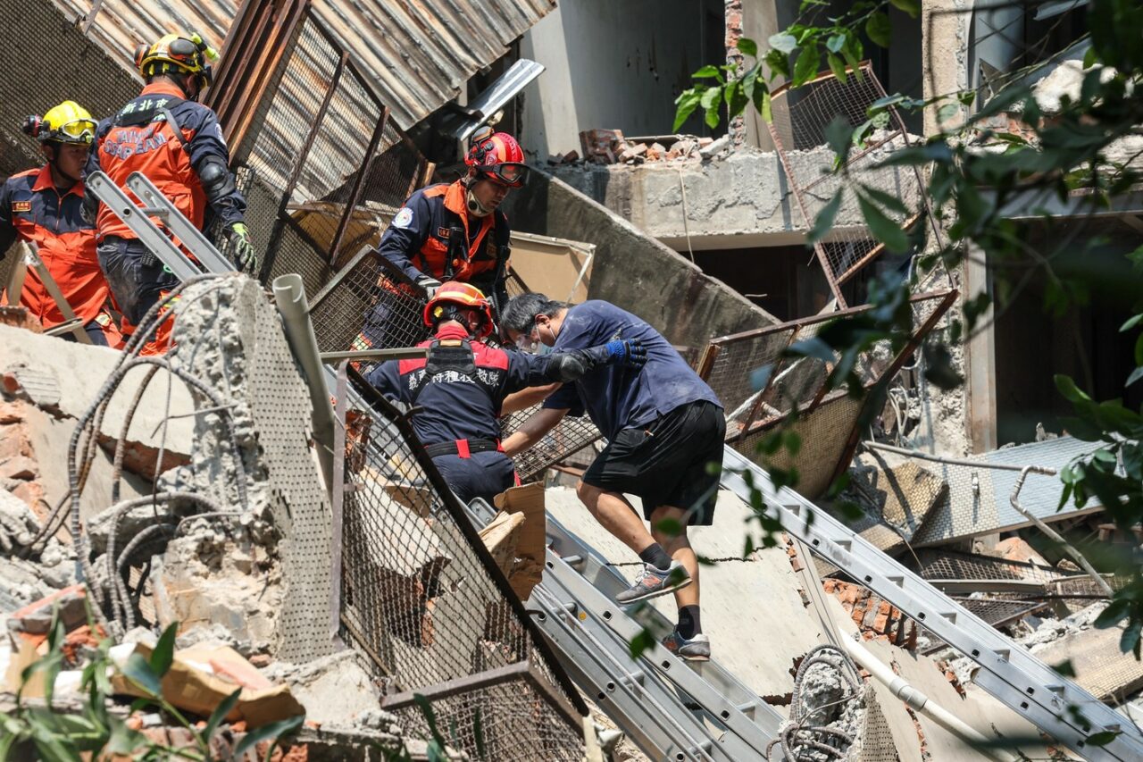 Cutremur puternic în Taiwan! Clădiri prăbușite, persoane blocate sunt dărâmături! Alertă de tsunami în Japonia şi Filipine