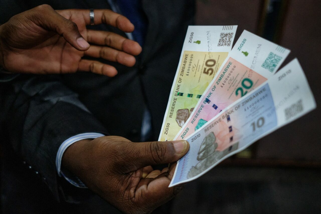 Țara cu bancnote de 100.000.000.000.000 de dolari a adoptat o nouă MONEDĂ. Despre ce e vorba și cum va funcționa