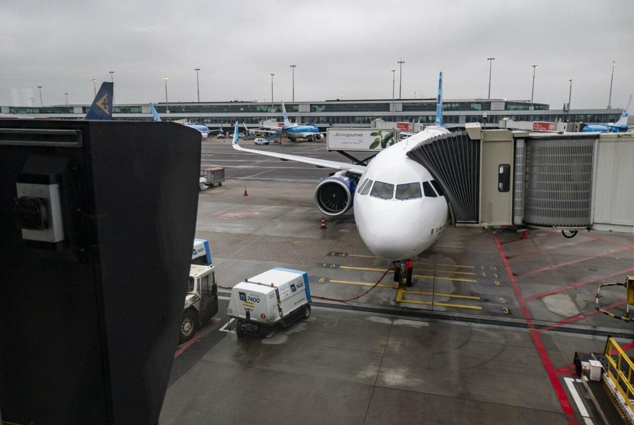 Un avion folosit în trecut de regele Charles și de Rishi Sunak a aterizat de URGENȚĂ după desprinderea unor geamuri