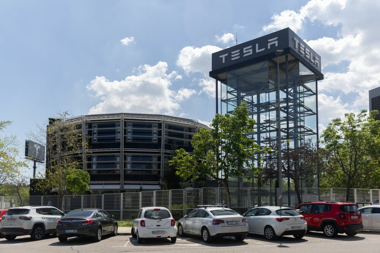 The Wall Street Journal: Mai mulți membri ai conducerii companiei TESLA au demisionat, iar numărul angajaților va fi redus