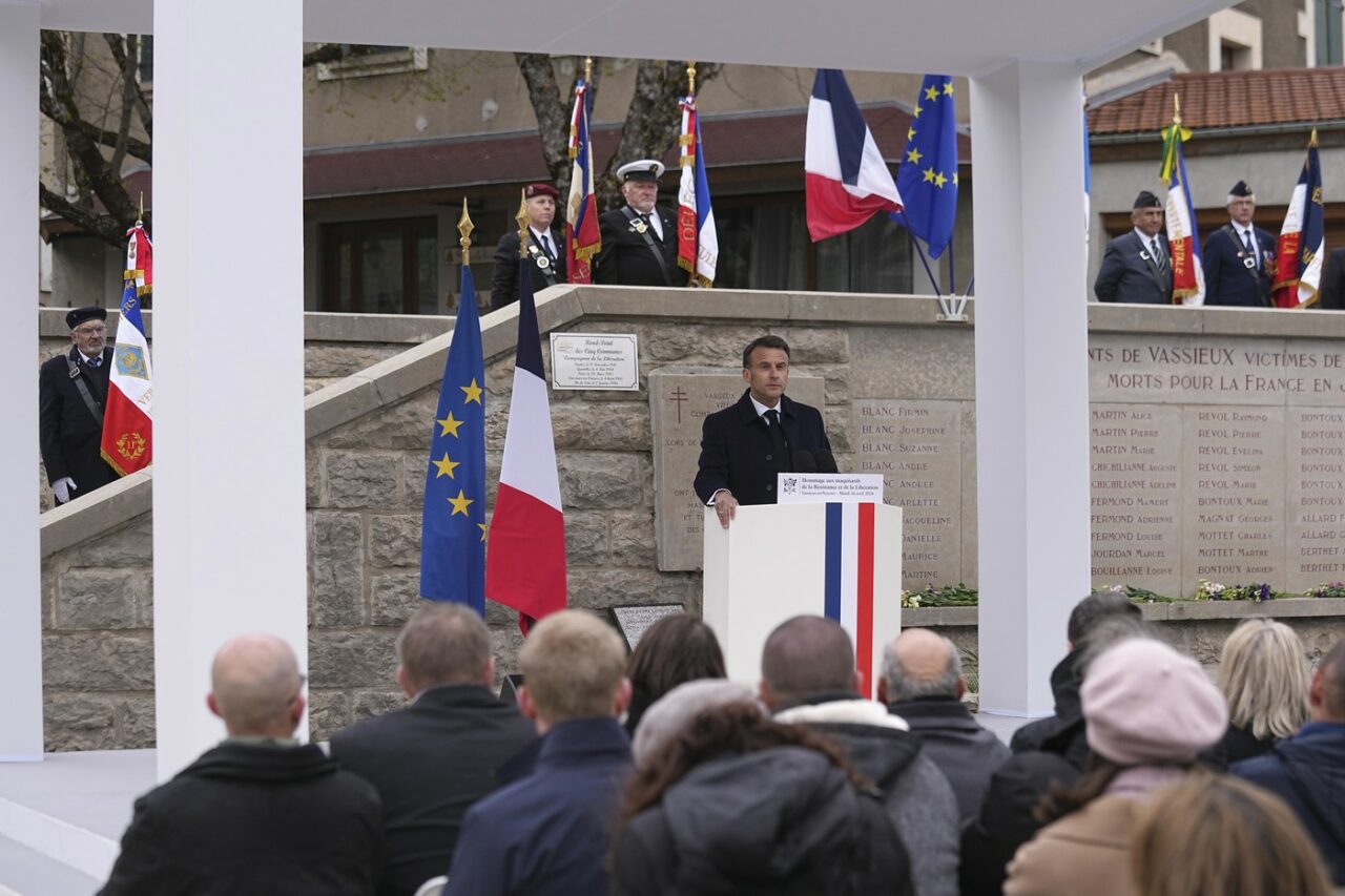 Bloomberg: Insistența lui Macron pentru înarmarea Europei devine mai urgentă, dar și mai PERICULOASĂ