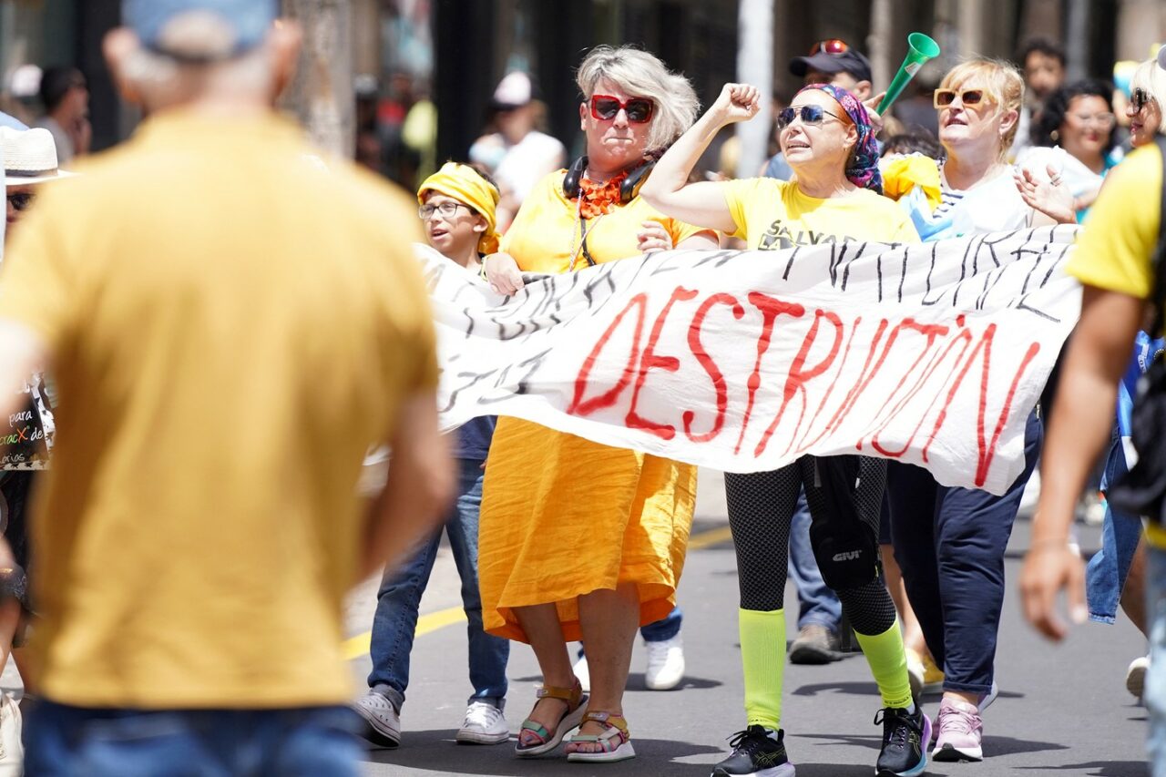 Protestele împotriva turismului excesiv au continuat în TENERIFE. Localnicii se plâng că au ajuns în pragul sărăciei