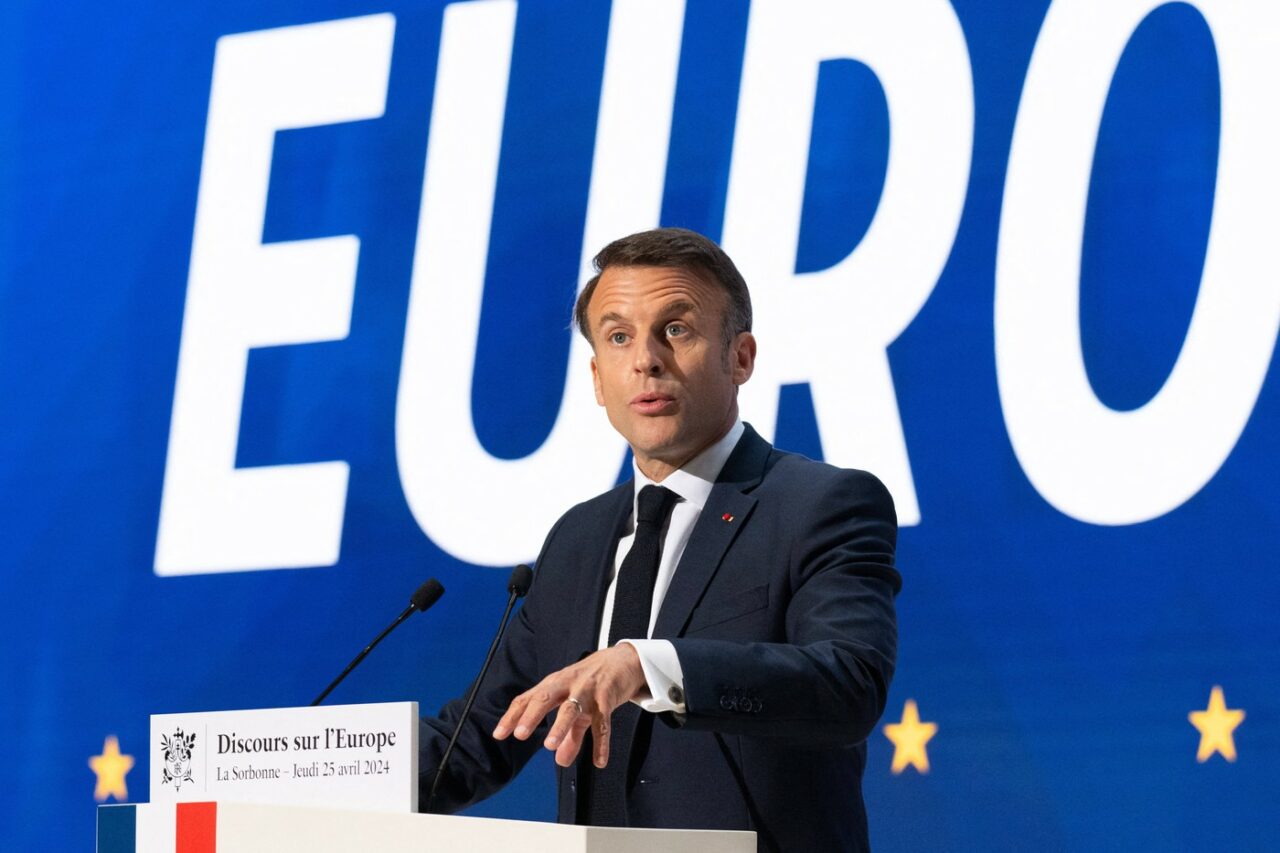 Francezii cu venituri minime, indignați după ce au văzut fluturașul de SALARIU al președintelui Emmanuel Macron