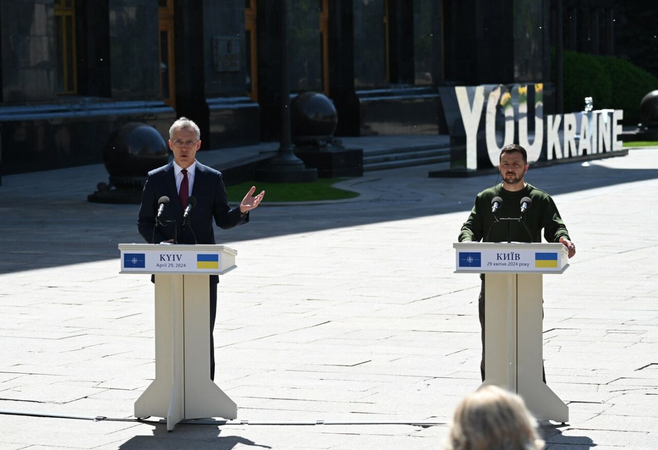 Stoltenberg afirmă că Ucraina va deveni membră NATO în viitor, admițând că acum nu există consens /Întârzierea asistenței are efecte ”GRAVE” pe front