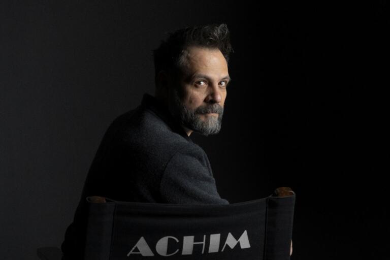 „Românii vor descoperi o lecție de viață”. Interviu cu Remus Achim, regizorul filmului „În inima Naționalei – Din vestiar până în Germania”