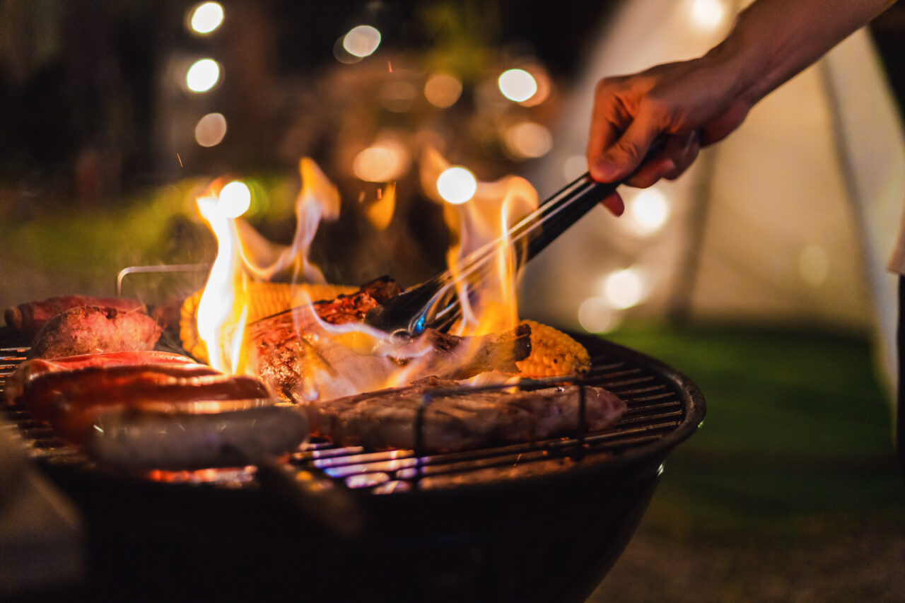 O fetiță de 4 ani și bunica ei, decedate după ce au consumat pește, gogoși, carne de porc și mezeluri EXPIRATE de Florii