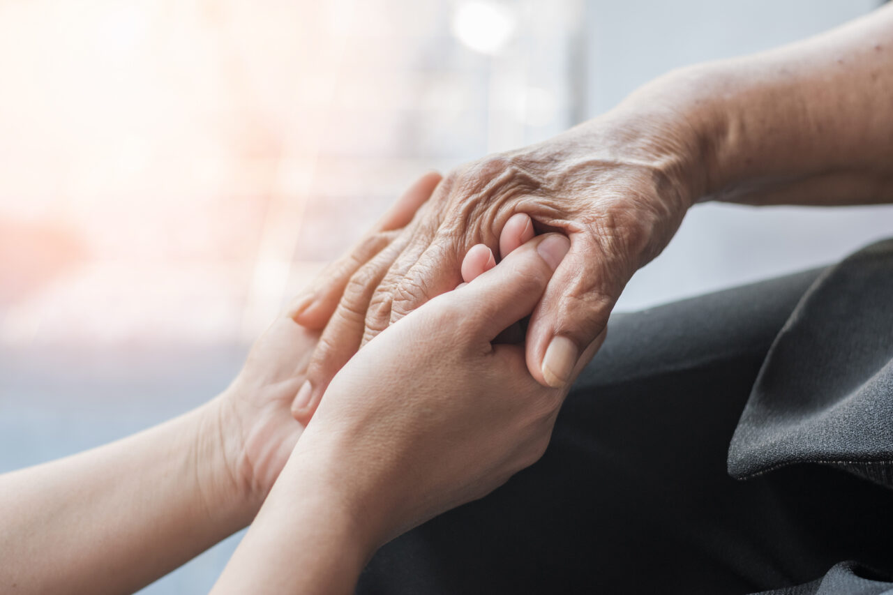 O badantă din Italia a fost ACUZATĂ de familia bătrânei pe care o îngrijea că i-a furat banii. Cum s-a încheiat totul