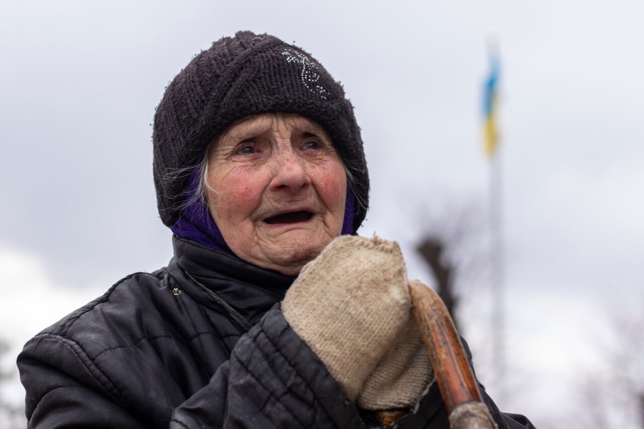 O bunică ucraineancă în vârstă de 98 de ani, care a supraviețuit celui de-Al Doilea Război Mondial, trăiește acum ororile invaziei lui Putin (VIDEO)