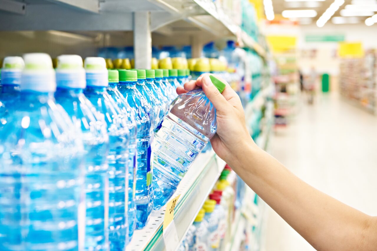 Milioane de sticle îmbuteliate cu apă, depistate cu BACTERII „fecale”