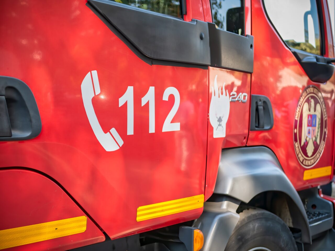 O persoană încă neidentificată a murit într-un incendiu la Căminul militar „Sălaj” din București. Alți trei locatari, dintre care doi copii, la spital