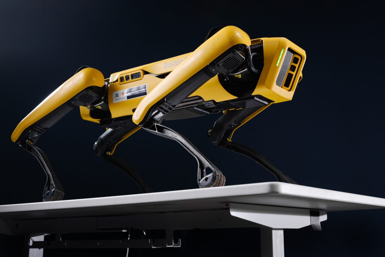 „Până și câinii riscă să ajungă șomeri din cauza automatizării”. O companie își promovează ROBOTUL ca pe un „animal de companie” (VIDEO)