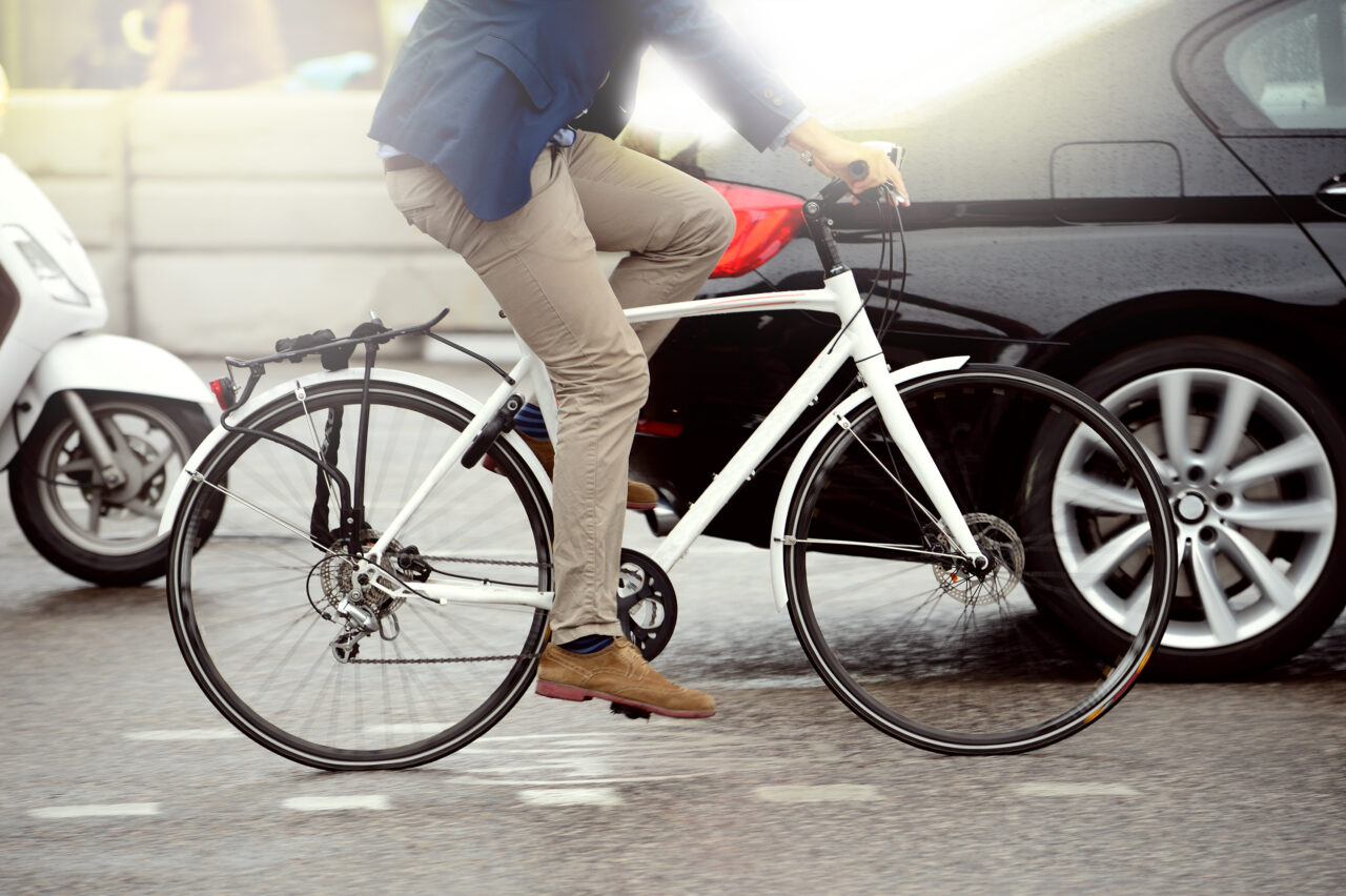 Depășirea bicicliștilor și a celor care merg pe trotinetă este INTERZISĂ. Șoferii pot rămâne fără permis