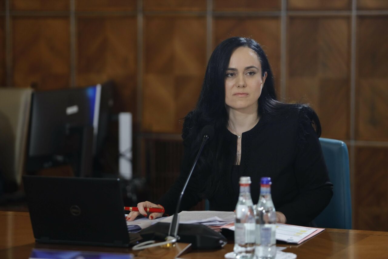 Pensiile în avans, în atenția ministrului Simona Bucura OPRESCU/Marcel CIOLACU vrea ca pensionarii să-și primească banii înainte de Sărbători