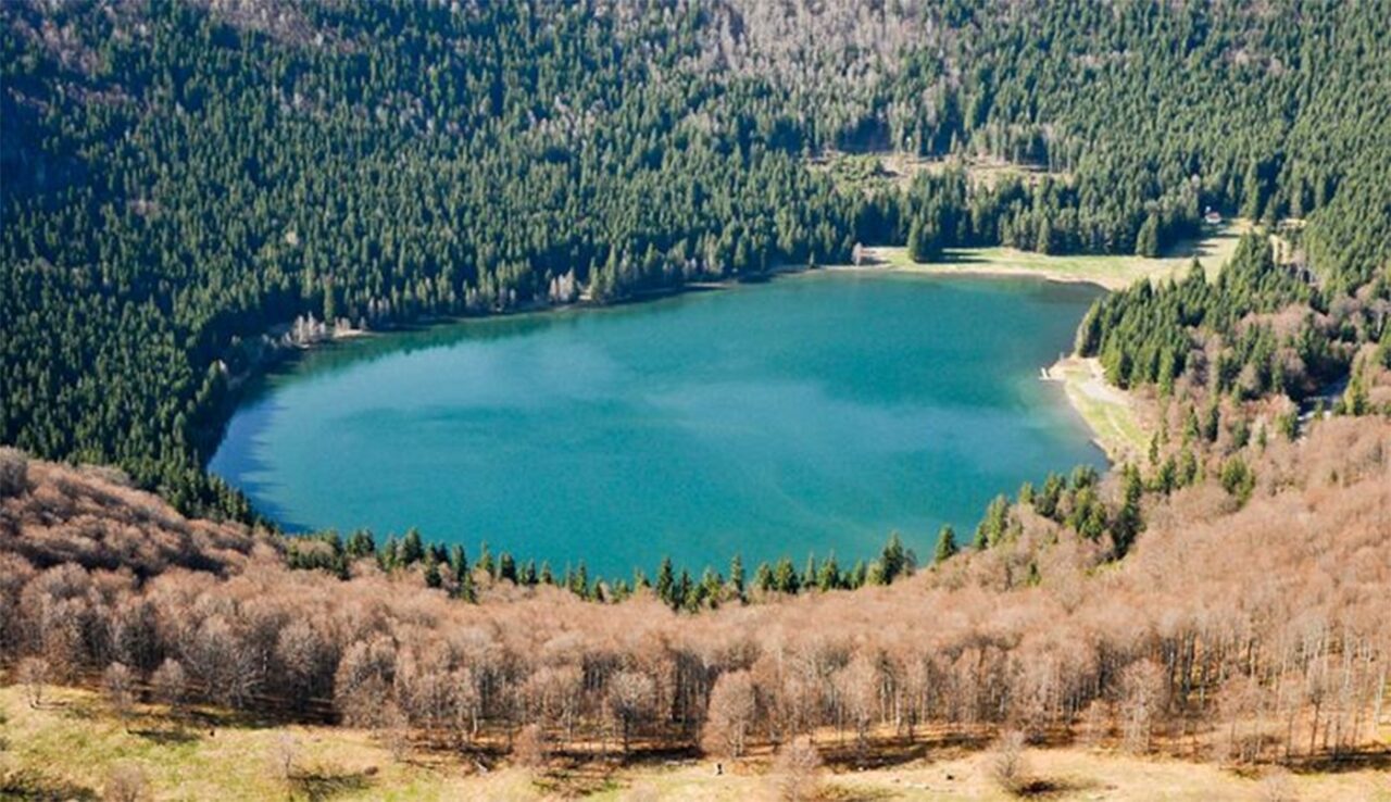 Județul din România cu de toate. Lacul din VULCANUL ADORMIT