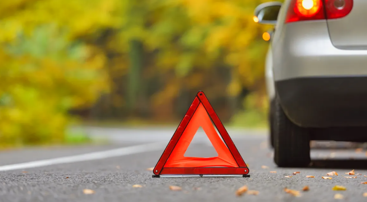 Se schimbă legea! Noi categorii de vehicule obligate să aibă triunghiuri reflectorizante, trusa de prim-ajutor şi extinctor