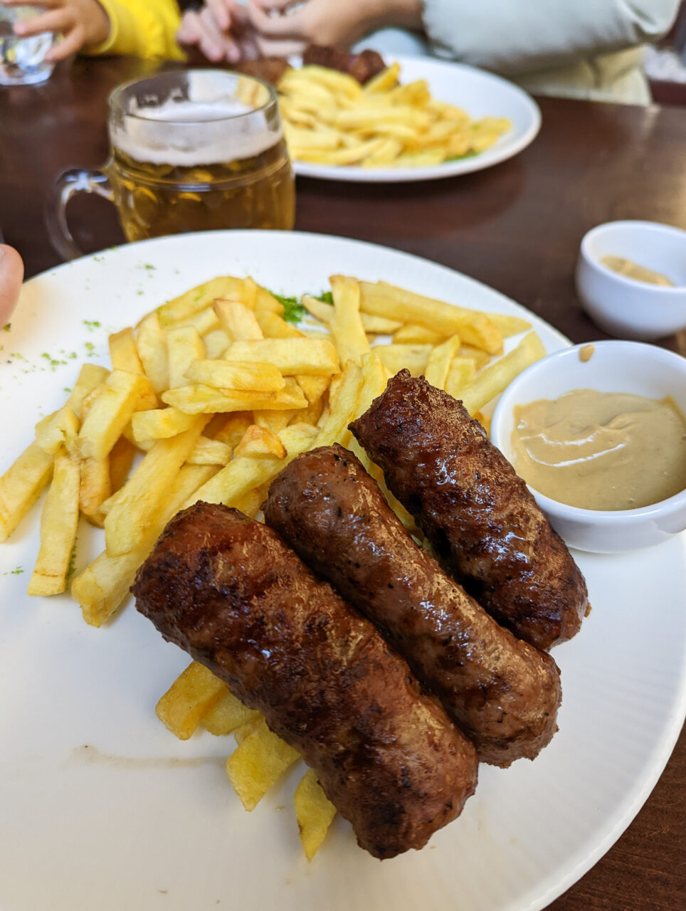 Începând de mâine (1 august 2025), ieșirile la restaurant vor deveni mai SCUMPE. Cât va costa o porție de cartofi prăjiți și trei mici