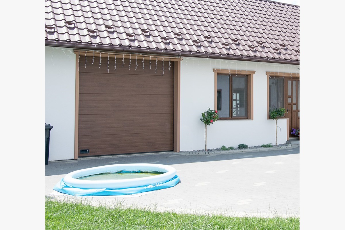 Uși de garaj secționale realizate din materiale de calitate și lecția de economie (P)