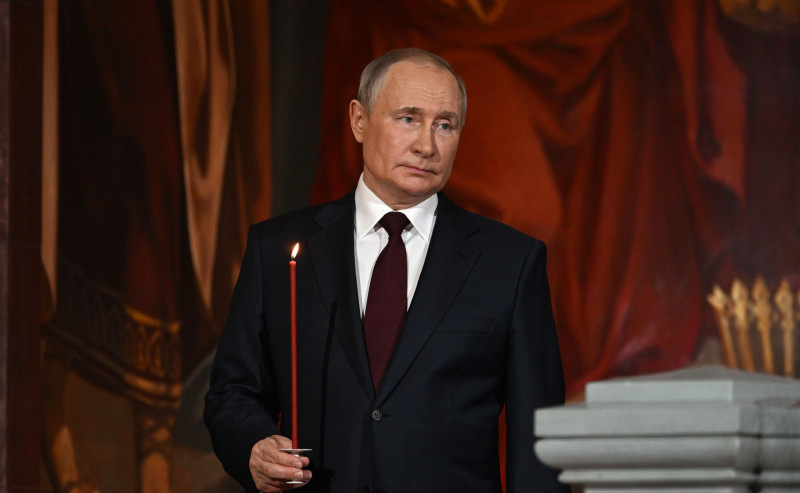Patriarhul Kirill s-a rugat de PAȘTE pentru protejarea „graniţelor sfinte” ale Rusiei / Vladimir PUTIN, prezent la slujbă