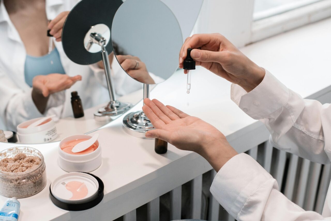 (P) Îngrijirea pielii în timpul perimenopauzei: ghid complet pentru a-ţi păstra strălucirea