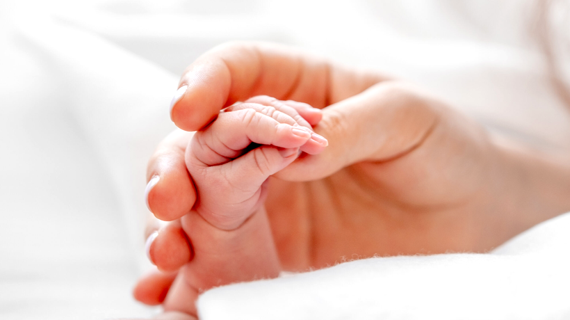 ESTE OFICIAL! Tații pot intra în concediu PATERNAL, după ce Klaus Iohannis a promulgat legea / Care este CONDIȚIA esențială și obligatorie