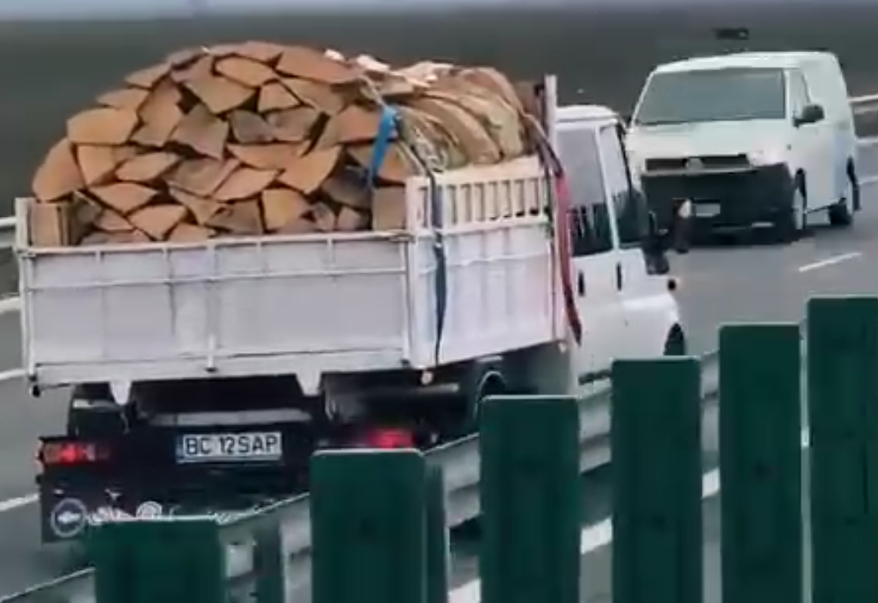 Ireal ce a putut declara un „șofer” prins că circula cu o camionetă pe CONTRASENS pe centura Bacăului. Polițiștii i-au dat „un premiu” de neuitat