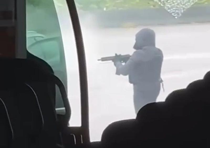 EVADARE ca în filme în Franța. Doi polițiști au murit după ce convoiul în care se aflau a fost atacat pe o autostradă (VIDEO)