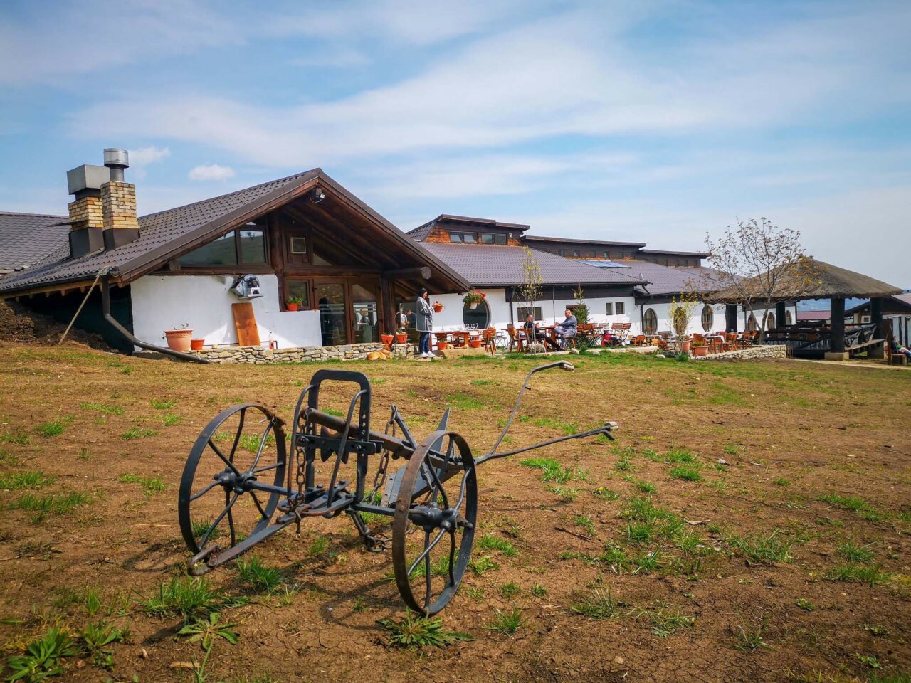 Cornel Dinicu, PATRONUL de la Ferma Dacilor, organizează un picnic chiar pe locul unde opt oameni au murit, în tragicul incendiu