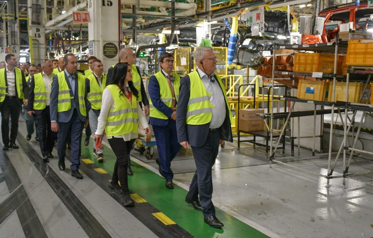 Ministrul Muncii, după o vizită la Uzina DACIA: Cele mai mari provocări sunt tranziţia verde şi digitală