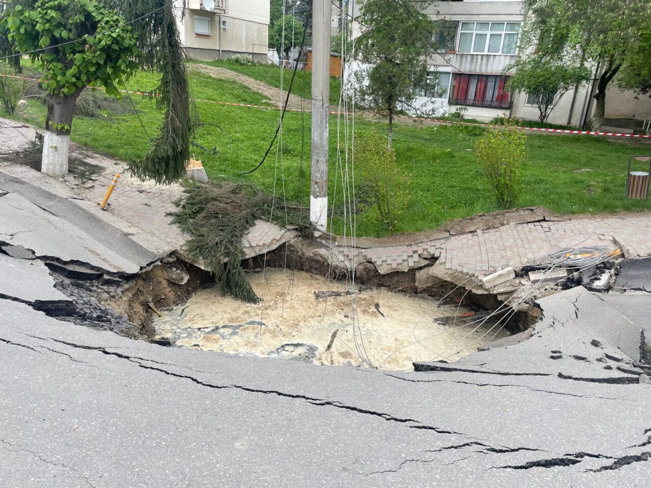 Raed Rafat cere EVACUAREA altor persoane după surparea de la Slănic. Se extinde perimetrul de siguranță: „PERICOL”