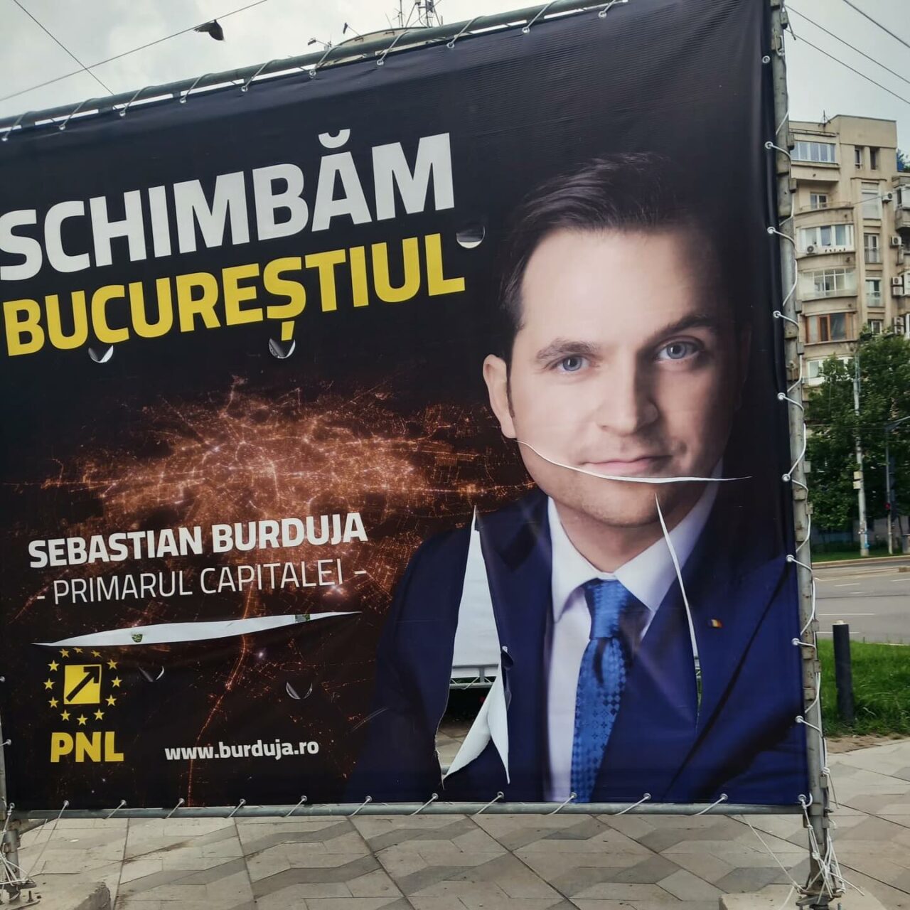Sebastian Burduja depune PLÂNGERE PENALĂ, după ce i-au fost rupte panourile electorale. „E un semn bun că deranjăm”