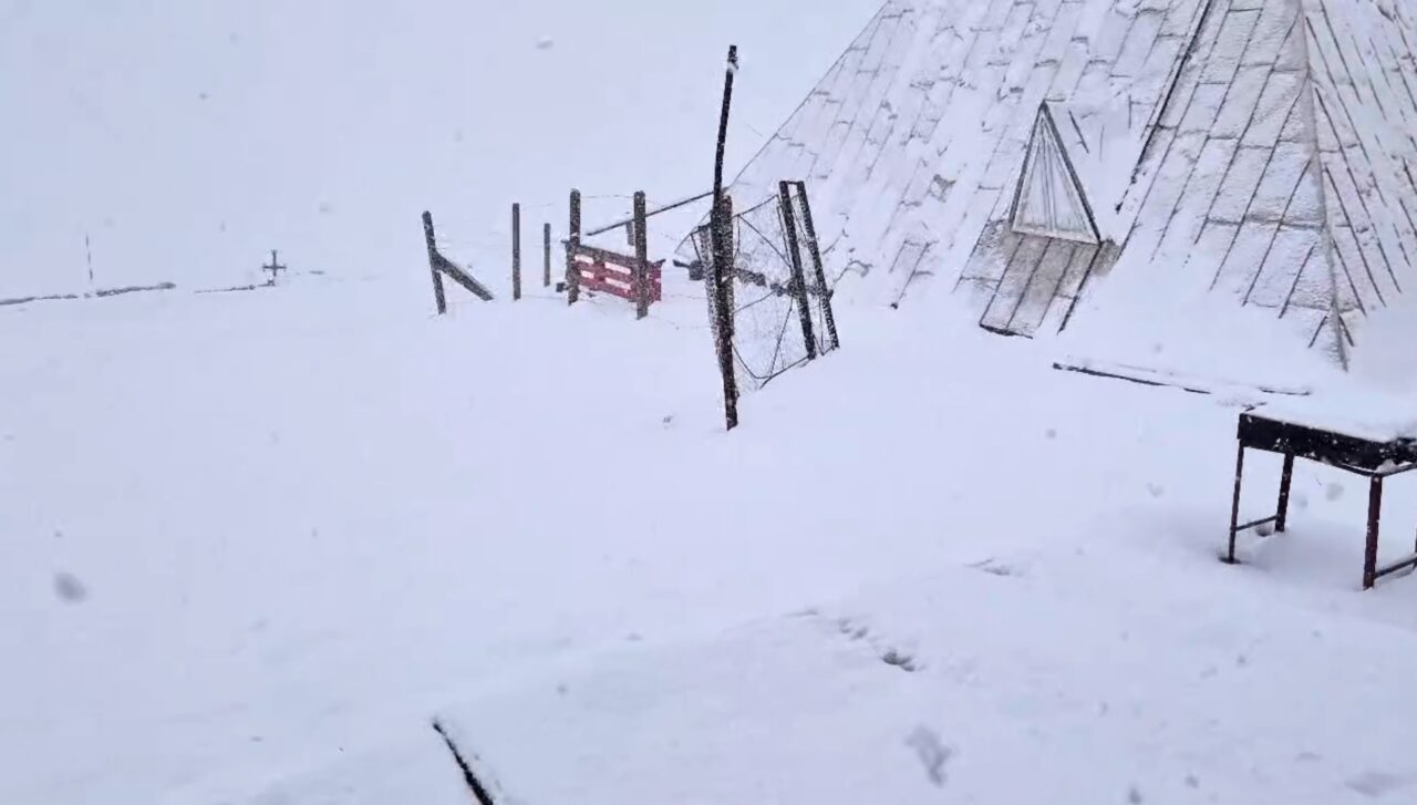 IARNĂ în toată regula pe Platoul Bucegi în mijlocul lunii mai. Frigul și ploile nu se lasă duse nici în zilele viitoare