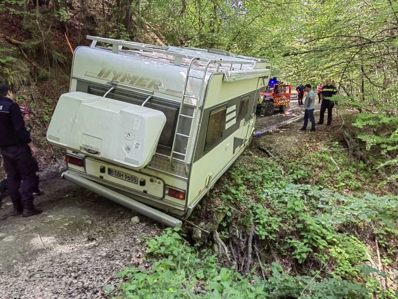 O familie de turiști germani, criticată dur după ce a rămas blocată, cu rulota, deasupra unei prăpastii din Ceahlău. Drumul era închis