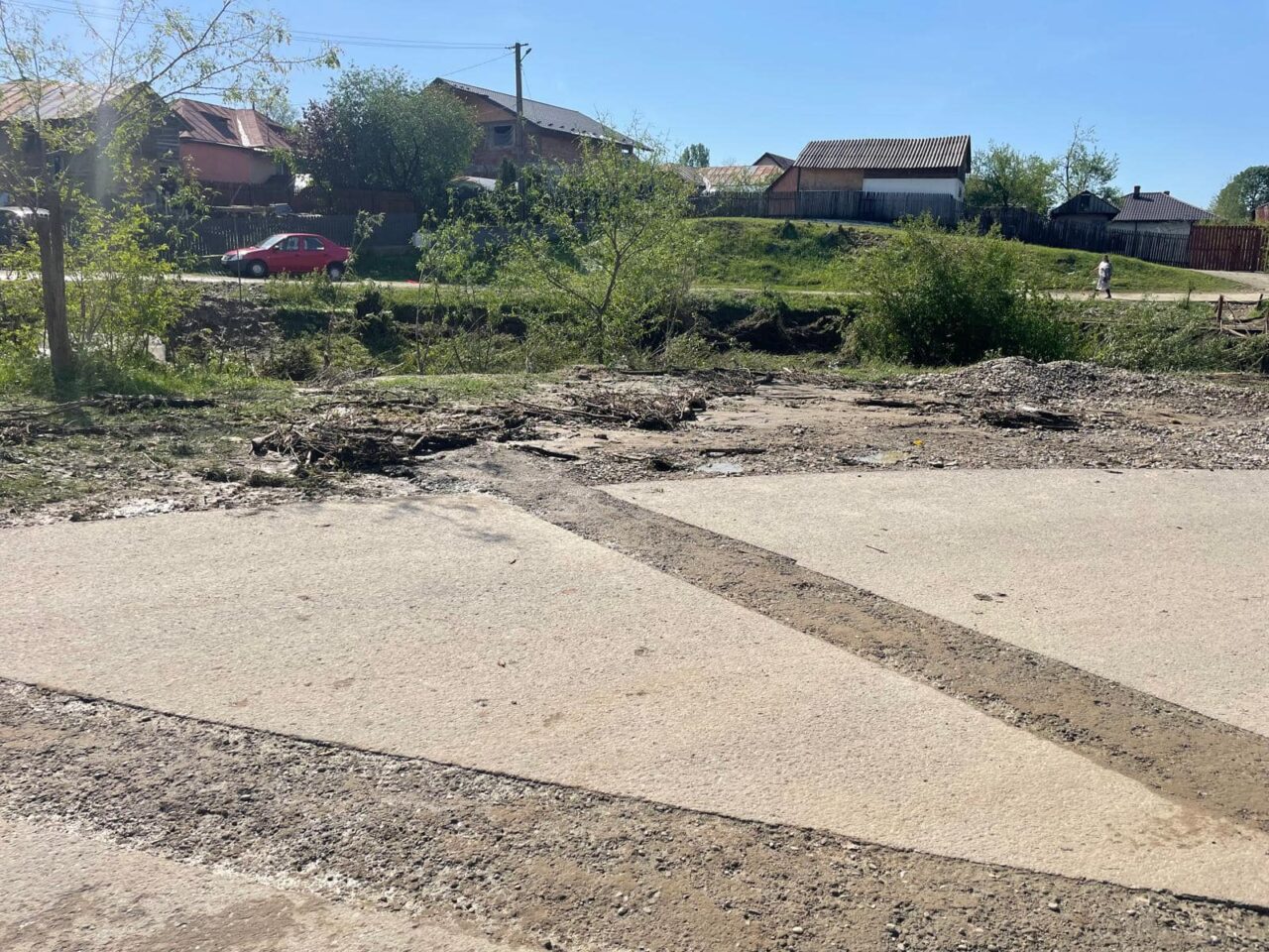 Prefectura Prahova cere verificarea modului în care s-au efectuat lucrările de gaze la Slănic, în contextul străzii surpate (Galerie FOTO)