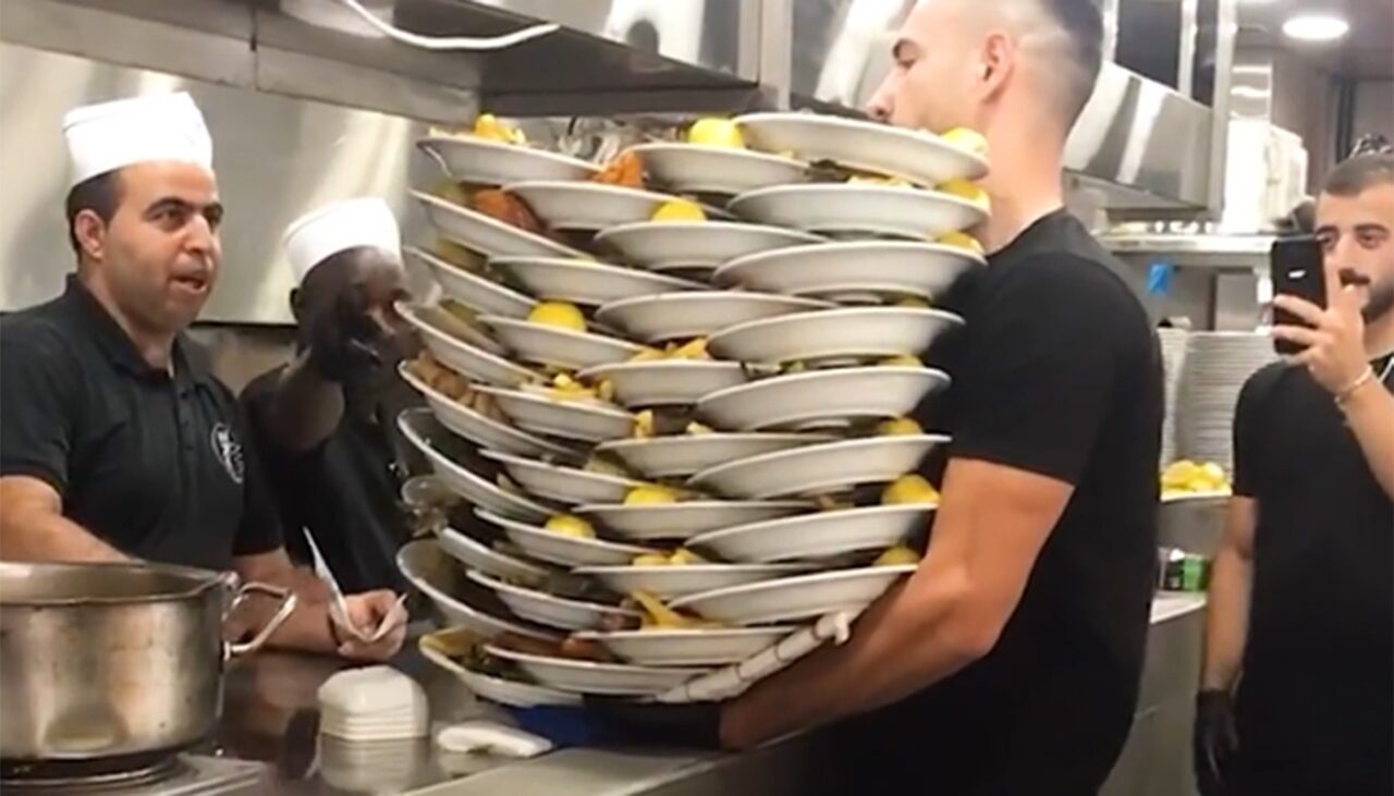 Cel mai iscusit ospătar! Câte FARFURII a reușit să ducă acest chelner, dintr-un singur drum