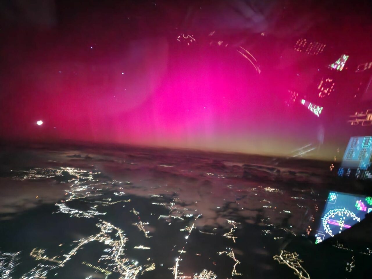 Imagini spectaculoase cu aurora boreală văzută din cabina unui avion aflat la 5.000 de metri înălțime
