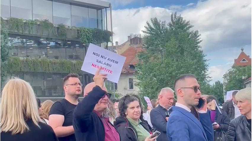 Protest la Guvern: Zeci de ANGAJAȚI ai premierului Marcel Ciolacu cer salarii mai mari