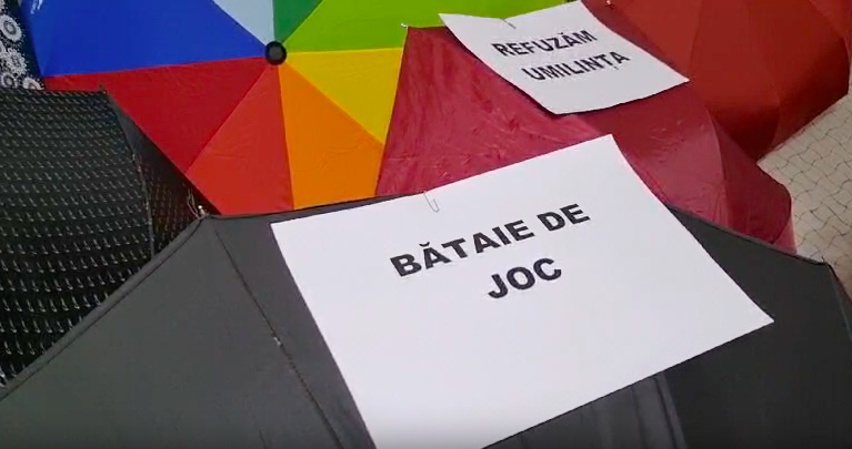 Protestul ,,umbrelelor TRISTE”/ Angajații din aparatul de lucru al Guvernului, o nouă zi de protest