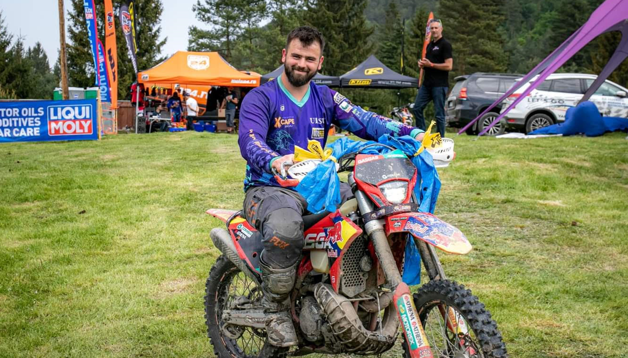 Cine este Pavel Olaru, MOTOCICLISTUL care s-a antrenat cu rigipsul și acum este instalator! A fost prezent la Mondialele de Hard Enduro