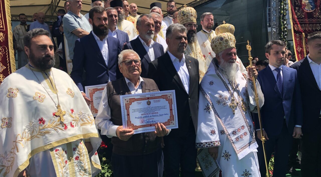 Marcel CIOLACU primește distincția „Crucea Oltului” de la Preasfințitul Sebastian, Episcopul Slatinei și Romanaților
