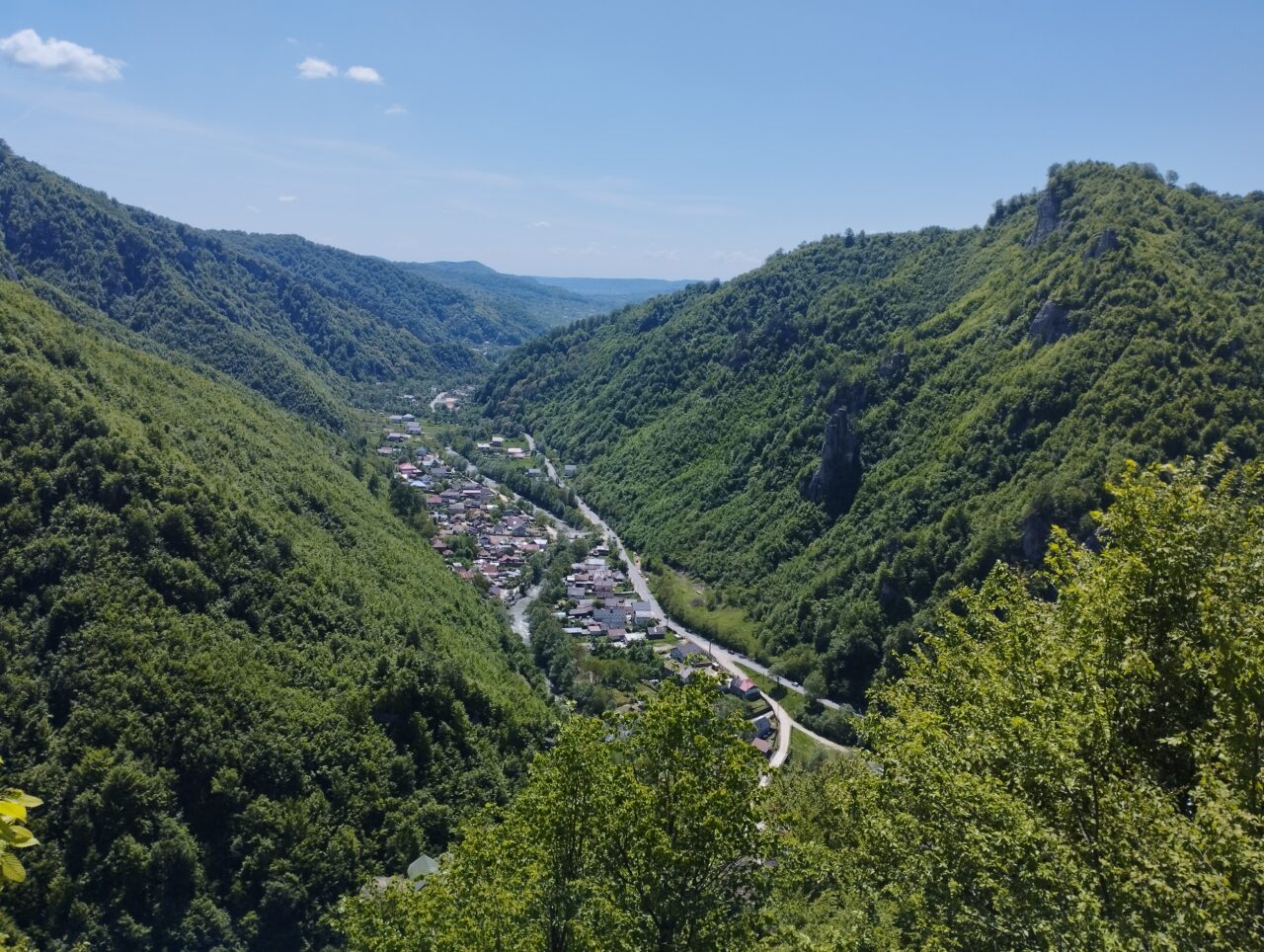 Locul din România unde a trăit un zeu și s-au refugiat domnitori. ”CALEA SUFERINȚEI”, drumul de bolovani care îți pune credința la încercare