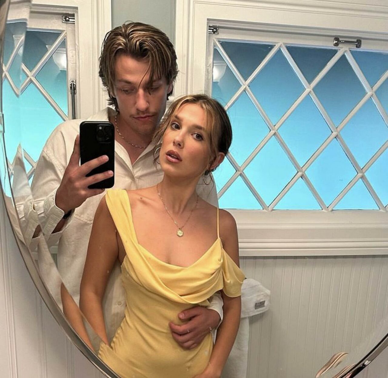 Jake Bongiovi, fiul lui Jon Bon Jovi, s-a CĂSĂTORIT cu actrița Millie Bobby Brown într-o ceremonie restrânsă: „Mireasa a arătat superb!”